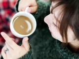 コーヒーを飲む女の子